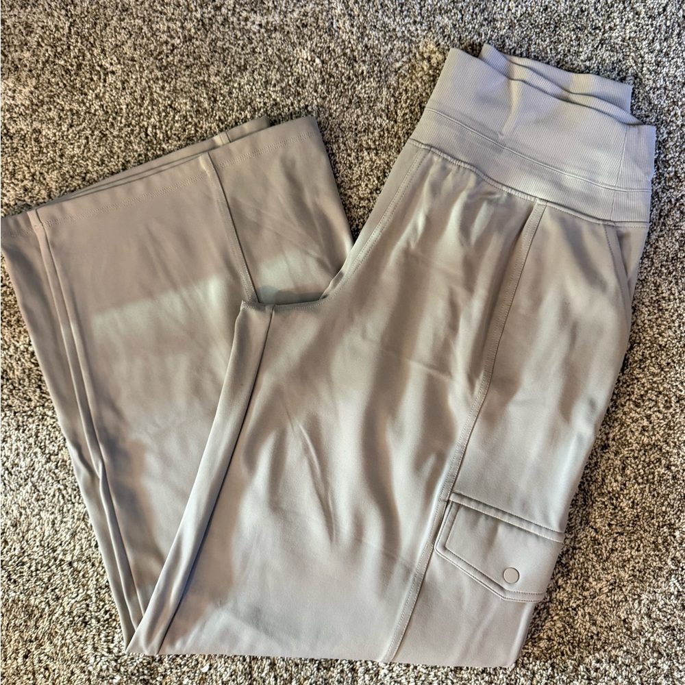 Athleta Venice High Rise Wide Leg Cargo Pant | Size Medium | Light Taupe